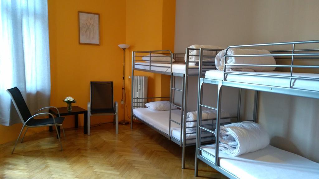 Etagenbett im Schlafsaal für Frauen